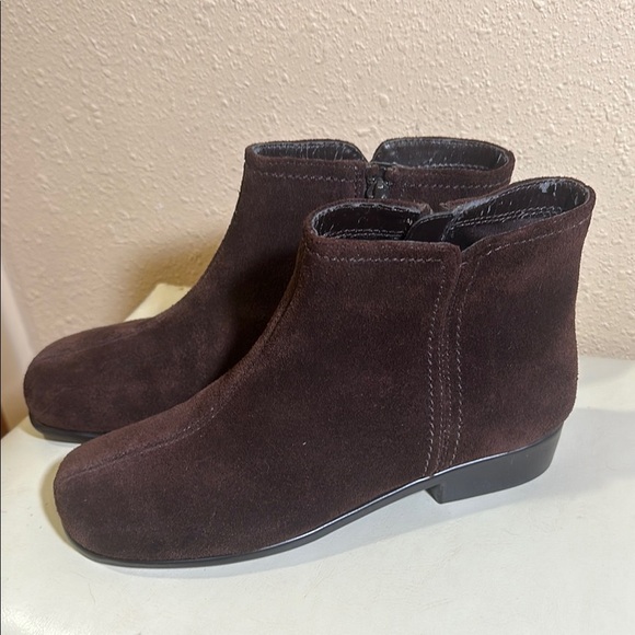 Aerosoles Suede booties size 7 1/2 - Picture 1 of 7
